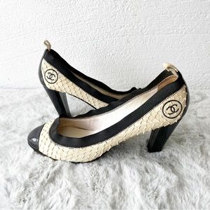 CHANEL Interlocking CC Cream Colored Python Leather Pumps Size 10.